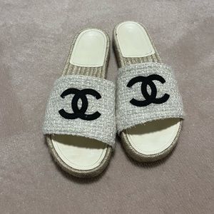 CHANEL WHITE TWEED SLIDE